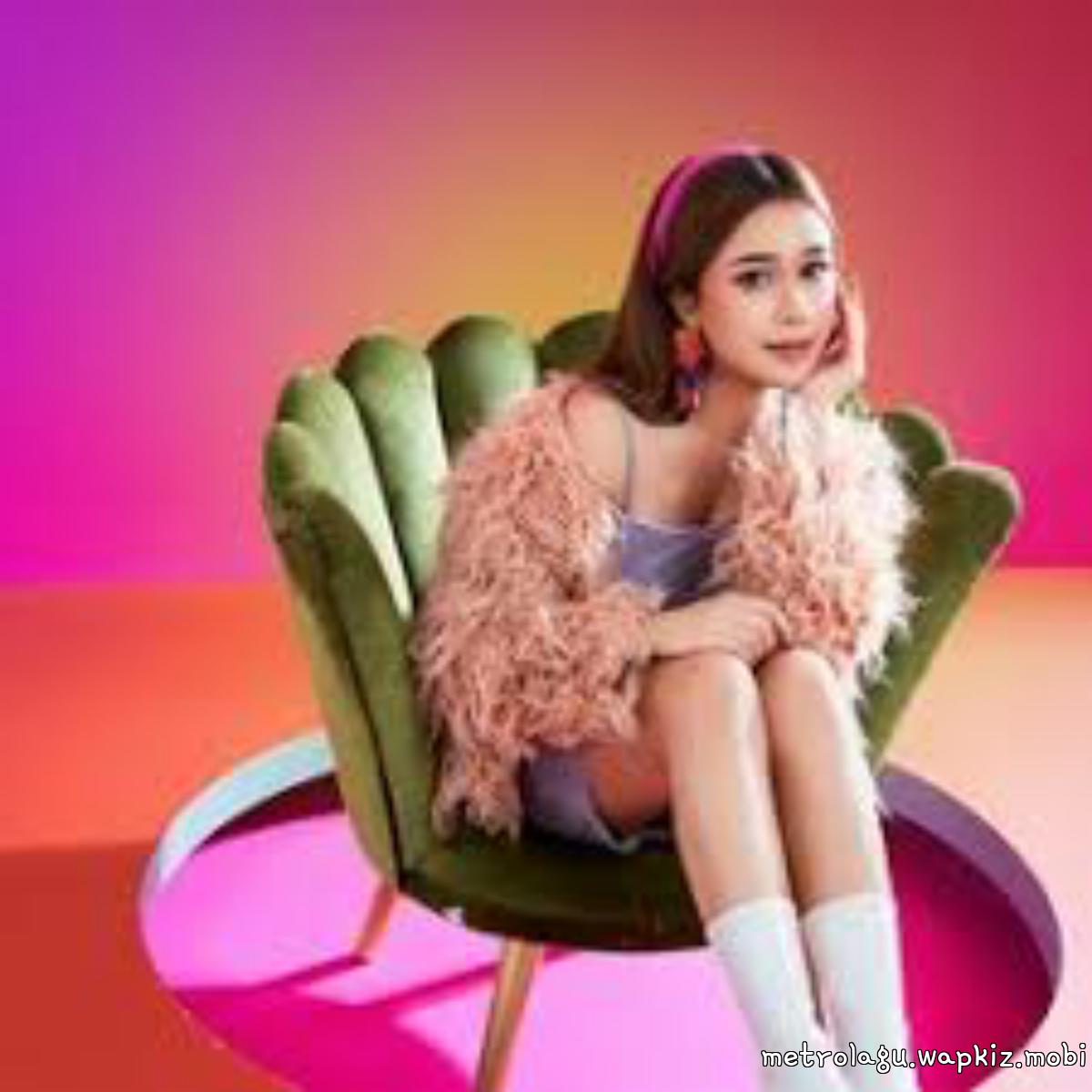 Brisia Jodie - Kisah Baru Orang Lama cover art on Wallkpop
