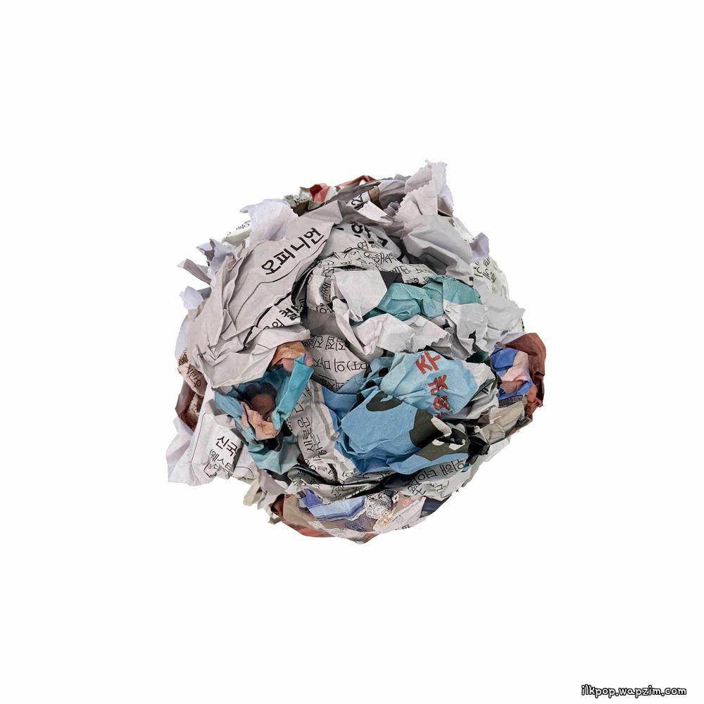 Chun Yongsung - 옛날 신문을 펴보면 웃길 때가 있지 (Box of Old News) cover art on Wallkpop