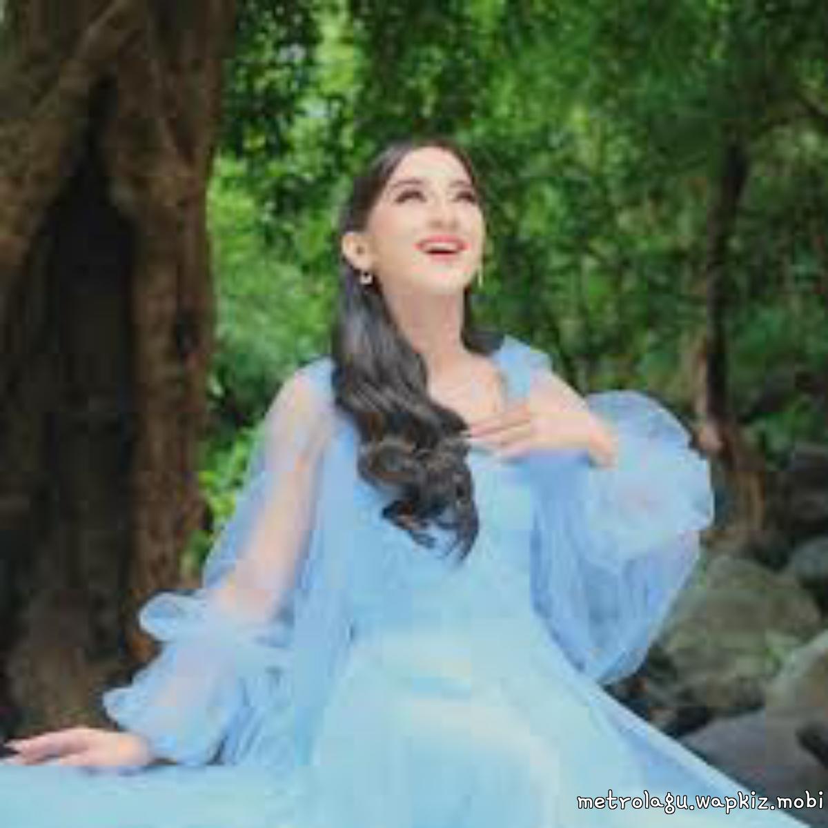Fanny Sabila - Kangen Salira cover art on Wallkpop
