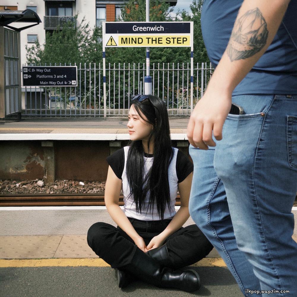 GLL - 그리니치 (Greenwich) cover art on Wallkpop