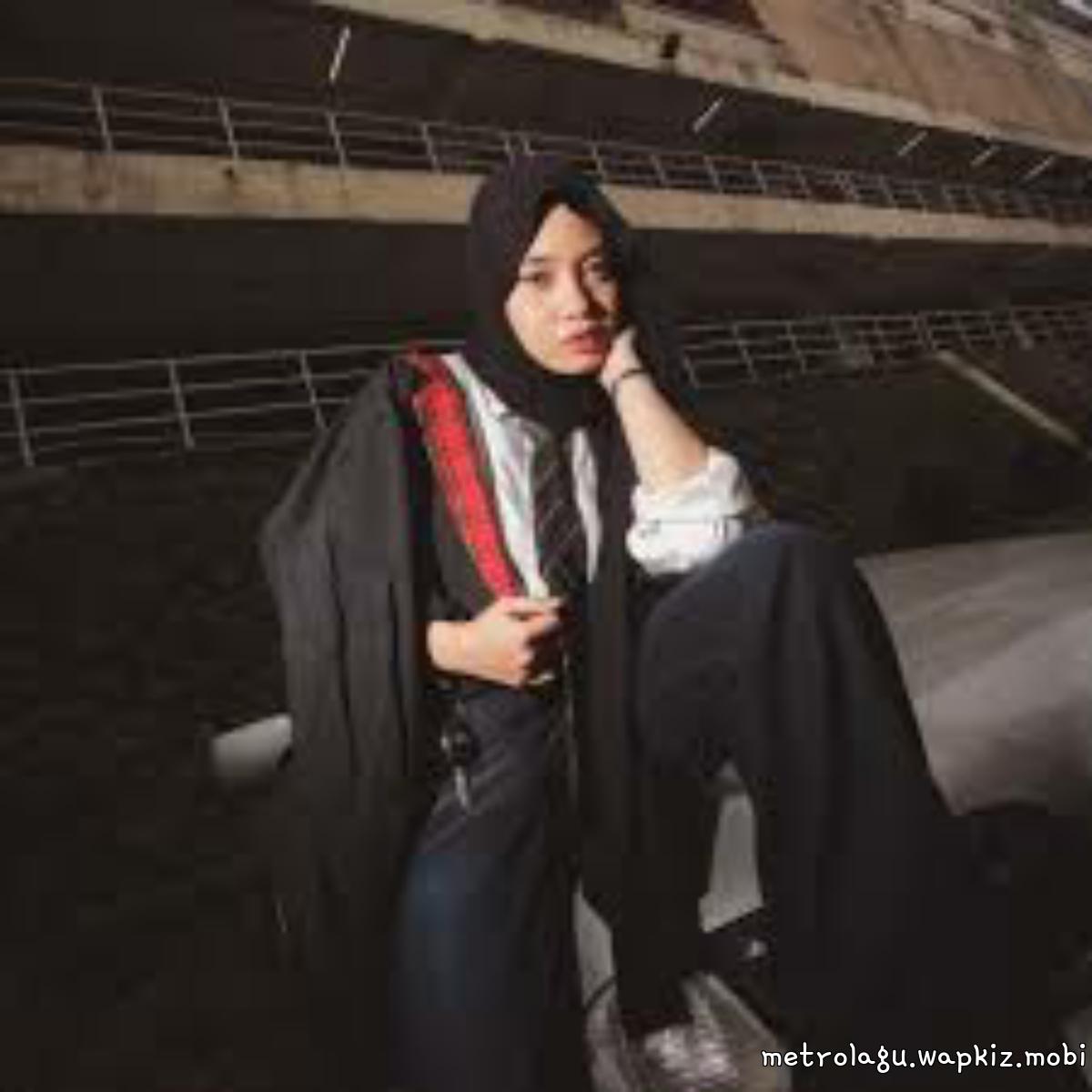 Hanin Dhiya - Biar Kusimpan Sendiri cover art on Wallkpop