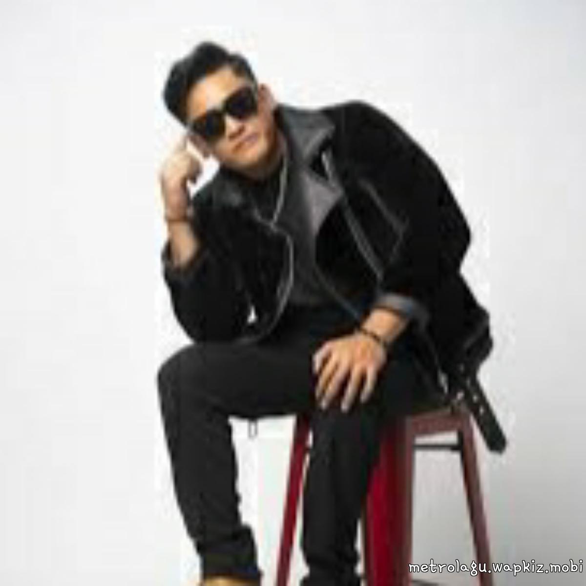 Iskandar Zulkarnain - Sewaktu Bahagia cover art on Wallkpop
