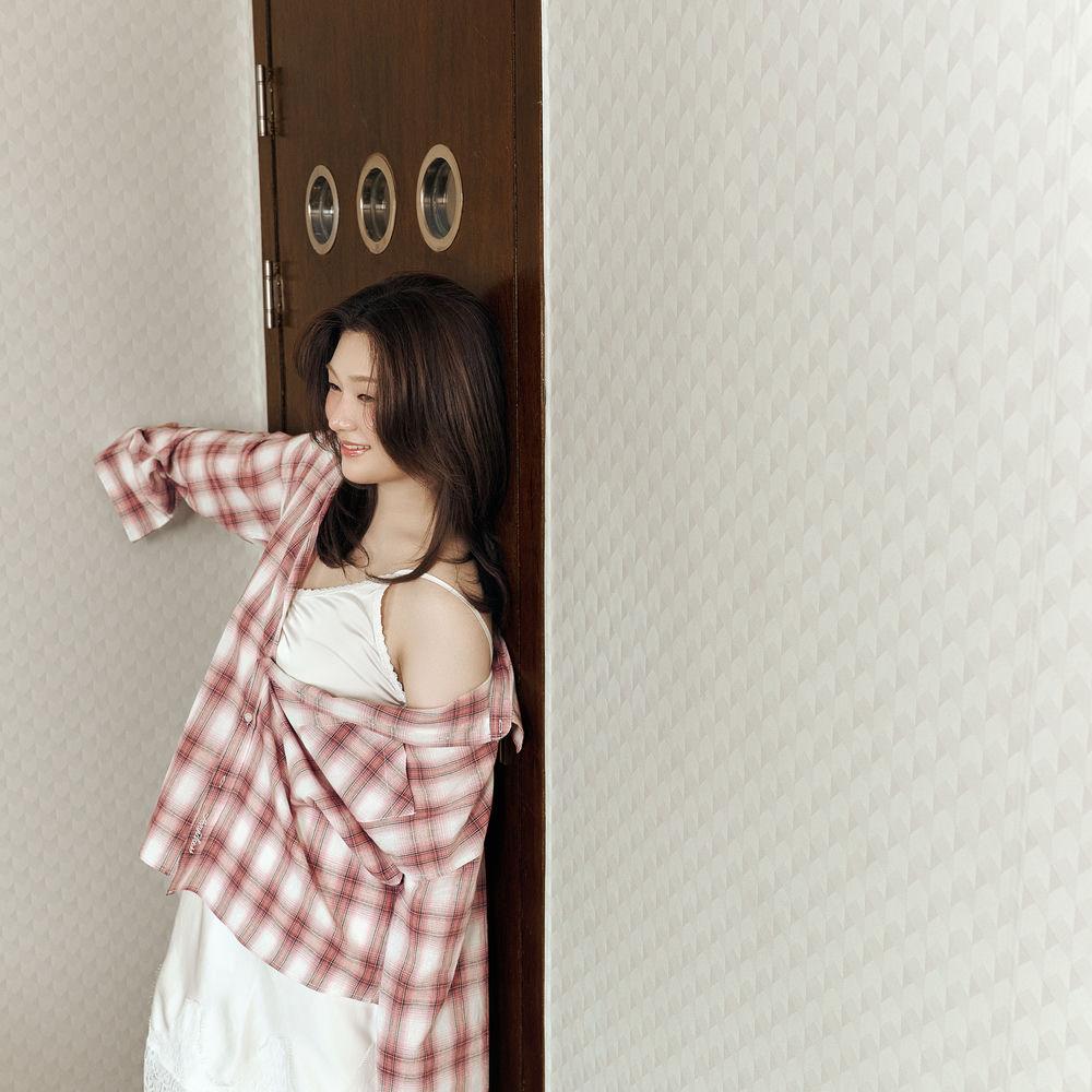 Jeon Yeji - 꽃눈 (flower bud) cover art on Wallkpop