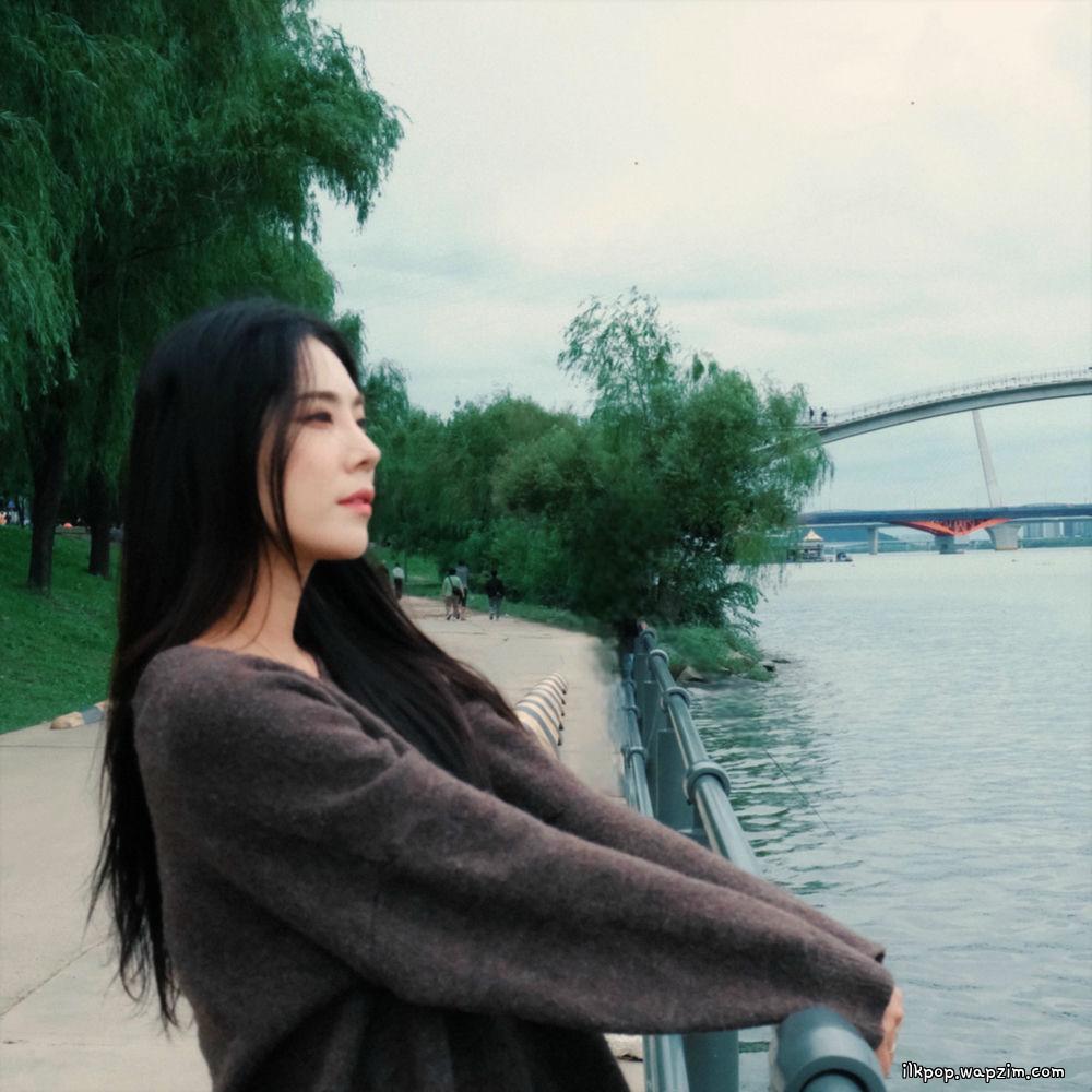 Jeon Youl - 쉬운 이별 같은 건 없어 (There's no such thing as an easy breakup) cover art on Wallkpop