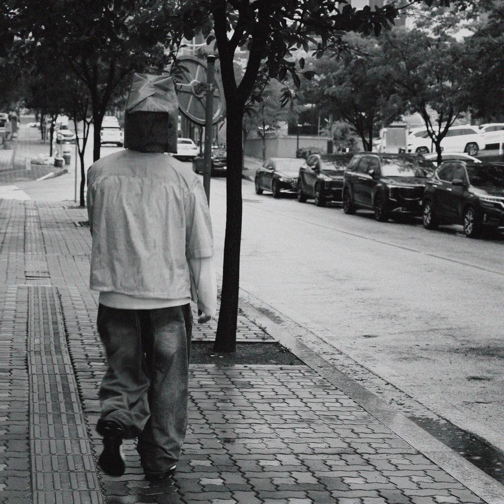 Kanto - 비 내리는 지금 이 거리에 (Rainy Street) (feat. Hanhae) cover art on Wallkpop