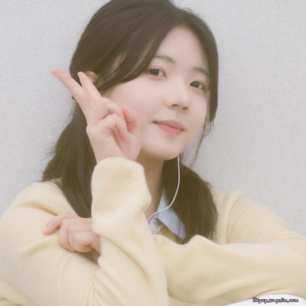 Kim Jeong Yeon - 나의 첫사랑은 봄을 기다리겠지 (My First Love Waits for Spring) cover art on Wallkpop