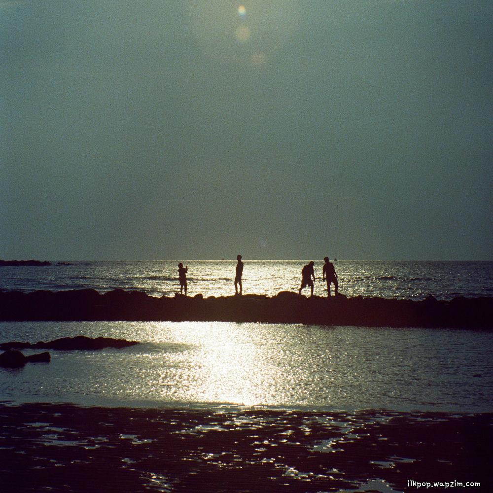 Livin blu - 기억 (Memory) cover art on Wallkpop