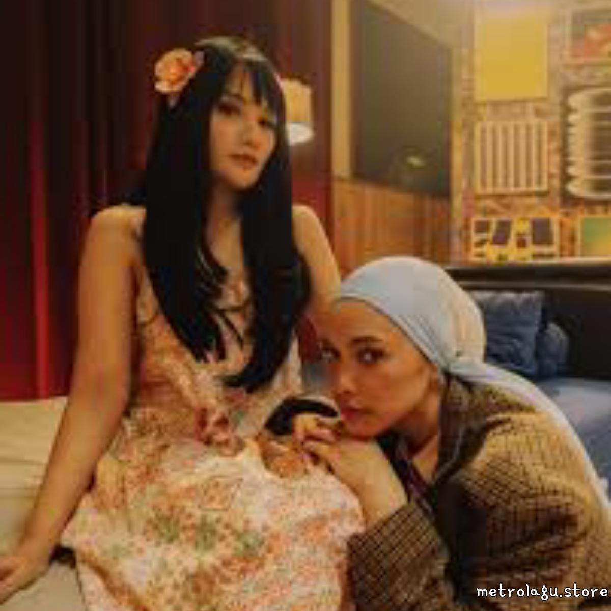 Mitty Zasia and Fanny Soegi - Untuk Perempuanku Di Cermin cover art on Wallkpop