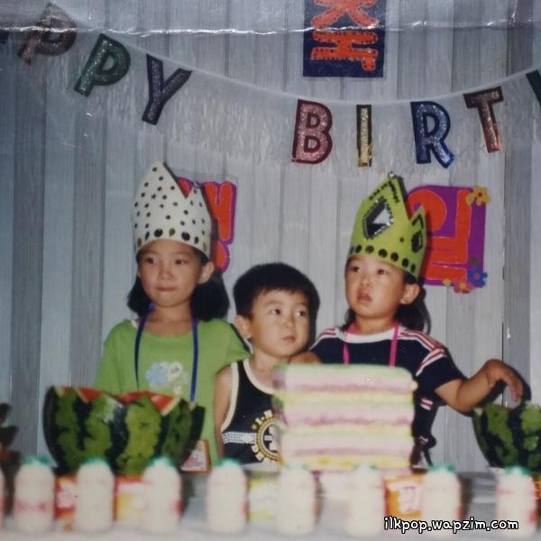 Olltii - 야반도주 (Feat. Lowell Straight) cover art on Wallkpop