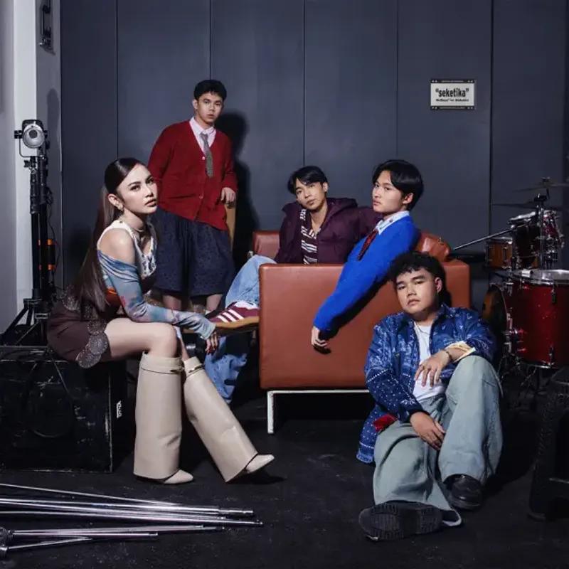 Rizwan Fadilah,Rnboyz*, Mahalini- Seketika cover art on Wallkpop