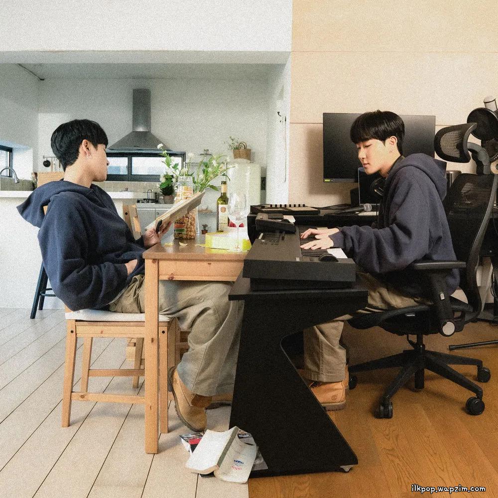 simaron - 자발적 아싸 (Solo Life) (Feat. h3hyeon) cover art on Wallkpop
